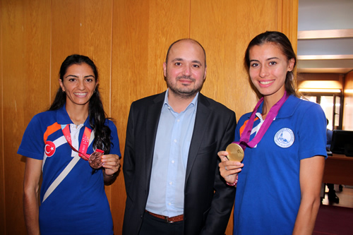 skdar Belediyesi Spor Kulb Atletizm Bran Sorumlusu Erdem nal ampiyon sporcularla hatra fotoraf ektirdi.