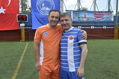 Dostluğun kazandığı maçta Üsküdar Belediye Başkanı Hilmi Türkmen, halı saha geleneğini bozmayarak bütün oyunculara baklava ısmarladı.