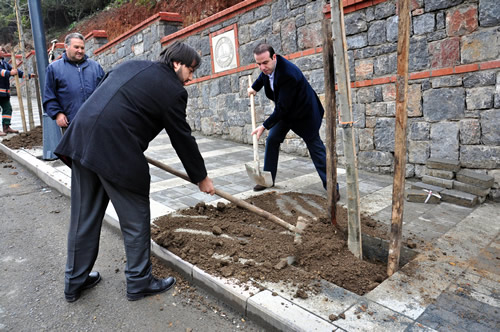 skdar Belediyesi, ile genelindeki parklar yeillendirmekle kalmyor ayn zamanda cadde kenarlarna da vatandalarn talepleri dorultusunda hlamur fidanlar dikiyor.