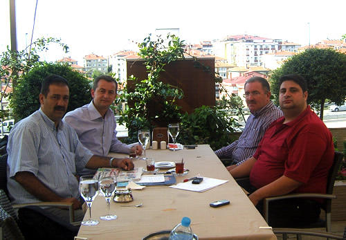 Üsküdar 34 Haber Sitesi olarak yeni bir röportajla daha siz okurlarımızla tekrar birlikteyiz. Referandum oylaması sürecinde Üsküdar'da siyasi partilerle yapmış olduğumuz röportajlar ile sizler için Üsküdar'ın referandum çalışmalarını takip ettik.