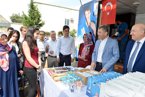 Marmara üniversitesi Göztepe Kampüsü'ne kayıt yaptırmaya gelen öğrencileri, Üsküdar Belediye Başkanı Hilmi Türkmen dondurma ikram ederek karşıladı.