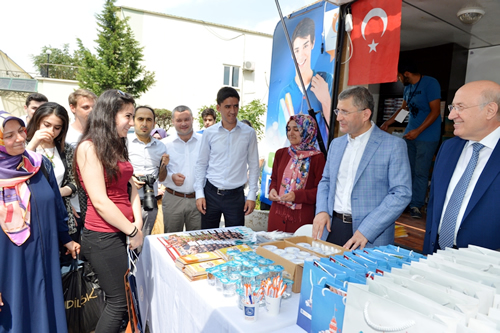 Marmara niversitesi Gztepe Kamps'ne kayt yaptrmaya gelen rencileri, skdar Belediye Bakan Hilmi Trkmen dondurma ikram ederek karlad.