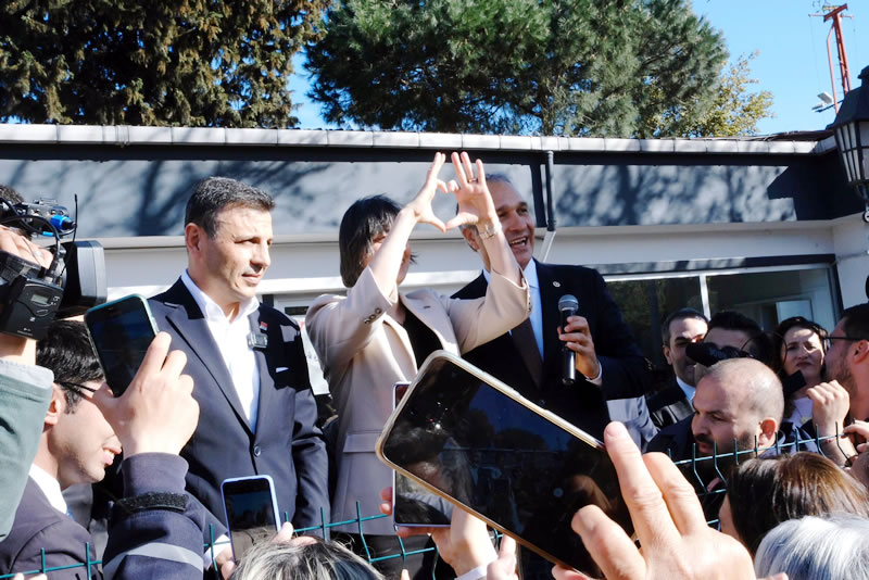 CHP stanbul l Bakan zgr elik ise ''skdar'n ilk kadn belediye bakan Sinem Dedeta skdar'a hayrl olsun. Btn rgtmze sonsuz ve yrekten teekkr ediyorum'' dedi.