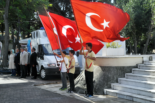 skdar emsipaa Meydan'nda dzenlenen tren, Trkiye Cumhuriyetimizin kurucusu Ulu nder Mustafa Kemal Atatrk ve silah arkadalar iin bir dakikalk sayg duruu ile balad.