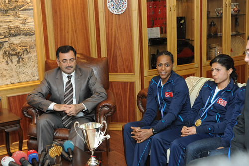 Büyük Bayanlarda şampiyonluğu kazanan Üsküdar Belediyespor takımı bugün Belediye Başkanı Mustafa Kara'yı ziyaret etti.