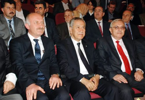 Başbakan Yardımcısı Bülent Arınç, Fatih Sultan Mehmet Vakıf Üniversitesi'nin Kandilli Yerleşkesi'nde düzenlenen Said Paşa İmamı Hasan Rıza Efendi'yi anma programına katıldı.