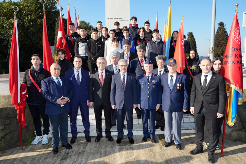 18 Mart anakkale Zaferi'nin 109. yl skdar emsipaa Meydan'nda dzenlenen resmi trenle kutland.