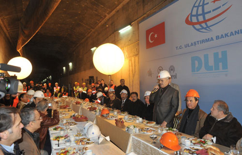 skdar'daki Marmaray stasyonu'ndan denizin altna inen Ulatrma Bakan Binali Yldrm, Marmaray alanlaryla denizin 42 metre altnda sabah kahvalts yapt.