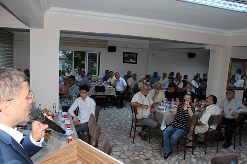 Cide Souksu Dernei'nin her yl geleneksel olarak dzenlemi olduu Ramazan iftar program skdar Belediye Bakan Hilmi Trkmen'in katlmyla gerekletirildi.