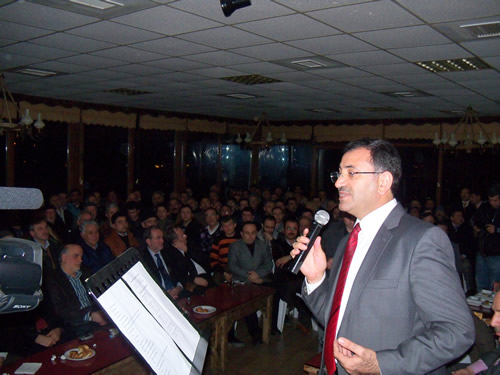 Üsküdar Belediye Başkanı Mustafa Kara da Kirazlıtepe sakinlerine övgü dolu sözlerle konuşmasına başladı.