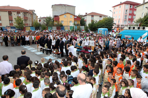 mraniye Belediye Bakan Hasan Can, Aa Dudullu lkretim Okulu'nda eitim sezonunun ilk gn nedeniyle dzenlendii programa katld.