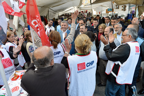 Bakan Trkmen, pazarn giri ve k noktalarnda kurulan CHP ve AK Parti seim stantlarn da ziyaret etti.