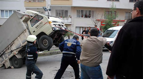 Bursa'nn merkez Yldrm ilesinde mermer ykl bir kamyonet, yoku karken aha kalkt. lgin grntlerin olutuu kazada havada kalan srcy itfaiye ekipleri merdivenle kurtarmay baard.