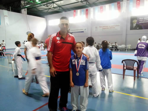 30 Austas Zafer Bayram Minikler-Yldzlar Karate stanbul ampiyonas'na skdar Belediyespor'un minikleri damga vurdu.