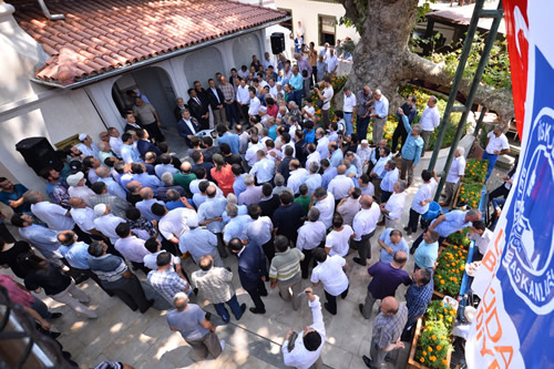 skdar'da restorasyonu tamamlanan engelky Hamdullah Paa Camii dzenlenen trenle ibadete ald.