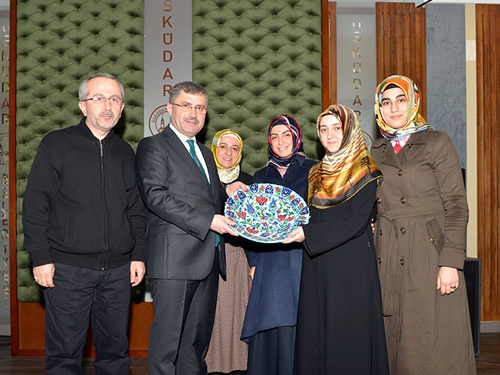 üniversite öğrencileri Başkan Hilmi Türkmen'e çini tabak hediye etti.