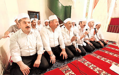 Yer skdar skele Camii... Enderun teravihi, imam, mezzin, neyzen, hatip ve akademisyenlerden oluan din adamlar grubu tarafndan uygulanyor.