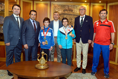 Üsküdar Belediye Başkanı Hilmi Türkmen şampiyon sporcuları birer kese altınla ödüllendirdi.