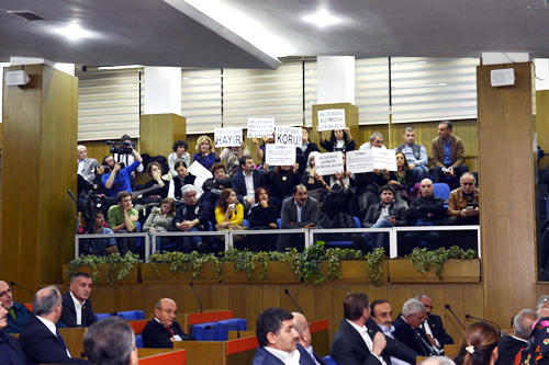 Bakan Trkmen, ''Mahkeme kararn verdi, mftln de talebi var. CHP ve ona gnl veren dostlarmzdan bu camiyi yapmasn talep etmiyorum, sadece engel olmasnlar yeter diyorum'' diyerek szlerini tamamlad.