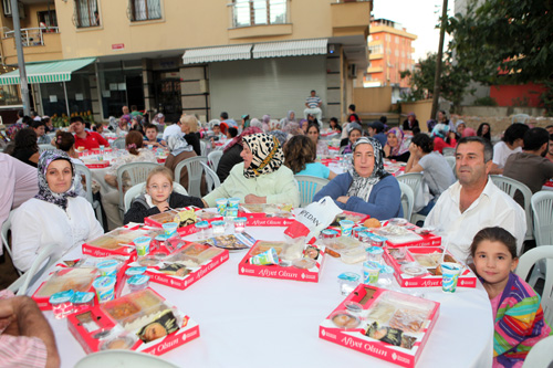 mraniye Belediyesi tarafndan verilen mahalle iftarlar Namk Kemal ve Esenevler Mahalleleri ile devam etti.