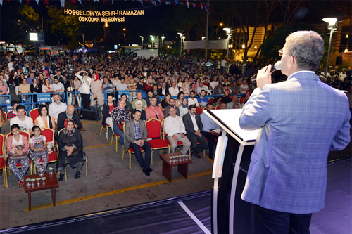 Bakan Hilmi Trkmen youn ilginin gsterildii sahur programnda alana giriinde vatandalarn masalarn dolaarak onlarla sohbet edip hal hatrlarn sordu.