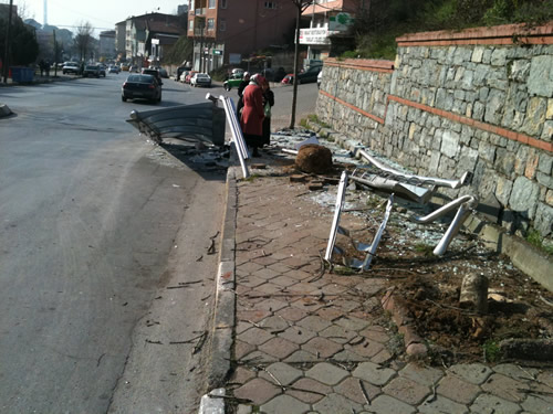Üsküdar Çengelköy Mahallesinde meydana gelen trafik kazasında bir araç İETT otobüs durağına çarptı. Şans eseri ölümsüz atlatılan kaza sonrası durak kullanılamaz hale geldi.