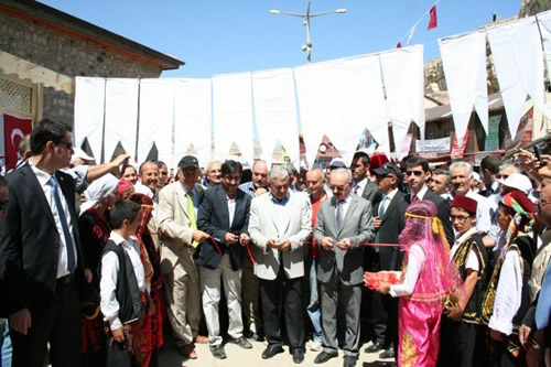 Erzincan'n Kemah ilesinde dzenlenen 16. Kemah Sultan Melik Kltr ve Spor Festivali'ne katlan Bakan Binali Yldrm, ilede skdar Belediyesi tarafndan yaptrlan ocuk park, Kemah Kltr Evi ve Trk Telekom Yurdu inaatnda incelemelerde bulundu.