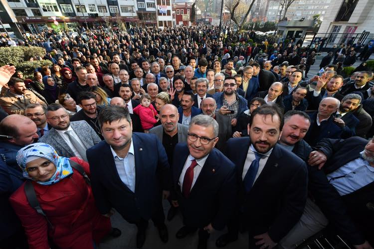 Hilmi Trkmen skdar le Seim Kurulu'ndan Mazbatay alarak ilk aklamasn yapt; ''Artk btn skdarllarn Belediye Bakanym''.