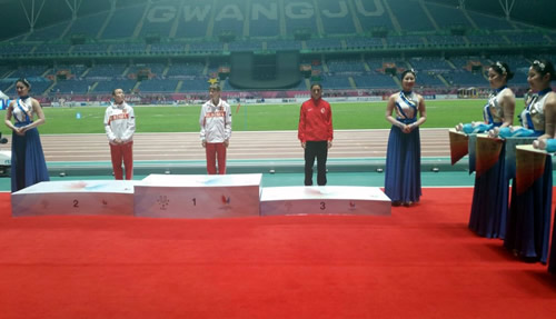 Üsküdar Belediyespor'un bir diğer başarılı atleti Özlem Kaya ise dün Kore'de yapılan Üniversiteler Dünya Şampiyonası'nda yarışarak 3000m engelli branşında 9.37.79 koşarak Dünya 3.'sü oldu.