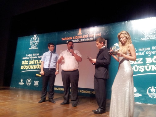 70 dalda dağıtılan ödüllerde gençliğe verdiği önemden dolayı Üsküdar Belediye başkanı Mustafa Kara ödüle layık görüldü.