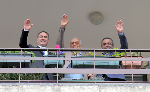 Yaşar Kemal, CHP Genel Başkanı Kemal Kılıçdaroğlu'nun kendisini ziyaretinde de olduğu gibi Özkes ve Tanrıkulu ile birlikte balkondan basın mensuplarına el salladı.