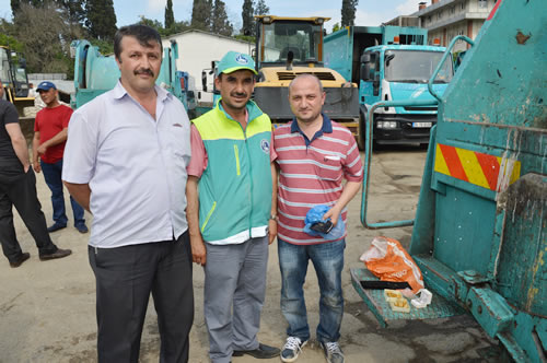 yerindeki elik kasaya konulmak zere teslim edilen altn emanetleri yanllkla p konteynerna atan Murat Alkan'n imdadna skdar Belediyesi Temizlik leri ekipleri yetiti.