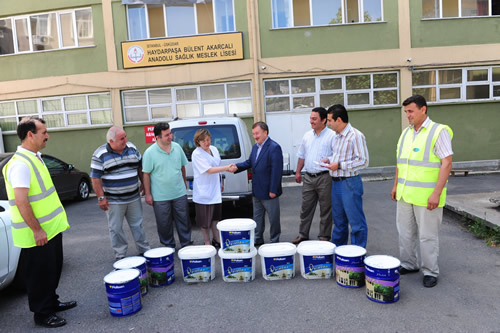 skdar'da ''Biz Okullarmz Renklendiriyoruz, Siz Geleceimizi Renklendirin'' kampanyas bu yl da devam ediyor.