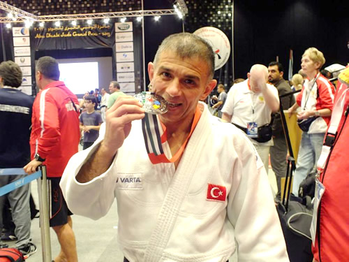 skdar Belediyespor, sporcusu Ufuk Erkul 5. Dnya Veteranlar Judo ampiyonas'nda Trkiye'yi temsil etti.