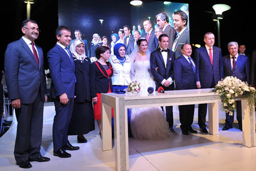 Düğüne Başbakan Recep Tayyip Erdoğan da ''Onur Konuğu'' olarak katıldı. Erdoğan düğünde Alptekin çiftinden ileride şampiyon olmak üzere en az 3 tane evlat istedi.