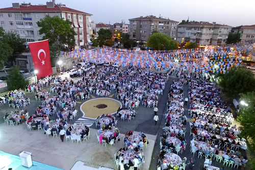 AK Parti skdar Tekilat mensuplar ''Byk Tekilat ftar''nda bulutu. SKM Klliye alannda verdii iftara yaklak 2 bin 500 AK Gnll tekilat mensubu katld.