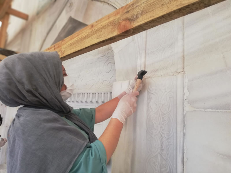 Üsküdar'daki 3. Ahmet Çeşmesi'nde restorasyon çalışmaları aralıksız olarak devam ediyor.
