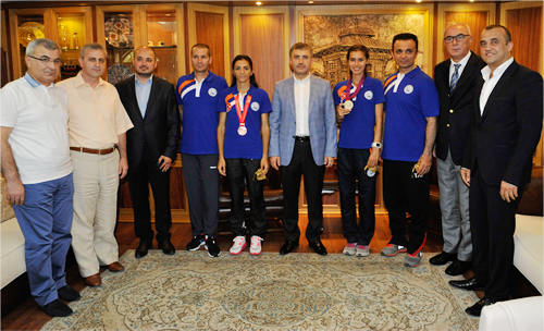 Üsküdar Belediye Başkanı Hilmi Türkmen, Üsküdar Belediye Spor Kulübü'nün şampiyon sporcularını birer kese altınla ödüllendirdi.