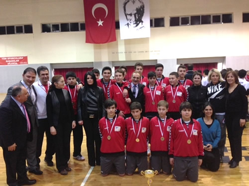 Üsküdar Nursen Fuat Özdayı Ortaokulu erkek hentbol takımı İstanbul birincisi oldu.