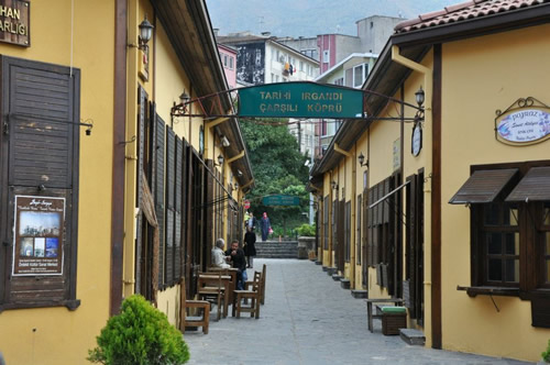 skdar Genlik Merkezi yeleri tarihi ve turistik gezilerinin ilkini Osmanl'nn bakentlerinden Bursa'ya yapt.