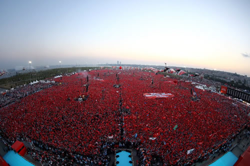 Yenikap'da dzenlenen ''Demokrasi ve ehitler Mitingi''ne yaklak 5 milyon vatandala rekor dzeyde katlm olduu bildirildi.