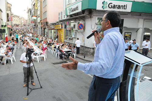 Ramazan sresince her gn 25 bin kiiye iftarlk yemek datmakta olan skdar Belediyesi, sokak iftarlarna Mimar Sinan Mahallesi'nde balad.