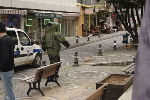 skdar Belediye binas'nn arka tarafnda bulunan eski vergi dairesi kaps yanna braklan pheli bir paket vatandalar tarafndan polise ihbar edildi.