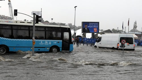 İstanbul'da etkili olmaya devam eden sağanak yağmur nedeniyle Üsküdar Meydanı sular altında kaldı.