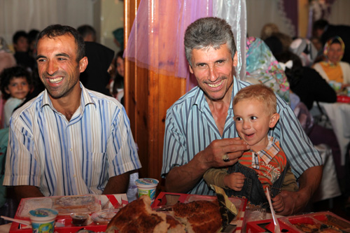 ftar yemeinin ardndan bir konuma yapan mraniye Belediye Bakan Hasan Can, vatandalar byk bir sofra etrafnda bir araya getirmenin kendisine byk bir mutluluk verdiini syledi.