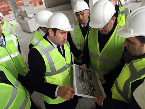 Üsküdar Belediye Başkanı Hilmi Türkmen, inşaatı devam eden Üsküdar Çavuşdere Kongre Merkezi ve Belediye Hizmet Binası'ndaki son durumu yerinde görmek için inşaat alanını gezdi ve inşaat çalışanlarından detaylı bilgiler aldı.