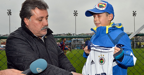 skdar'da okulda yaplan deney srasnda gznden yaralanan Mert ztoprak'a tedavi sresince moral olmas iin skdar Belediyesi tarafndan hayat boyunca unutamayaca bir gn yaatld.