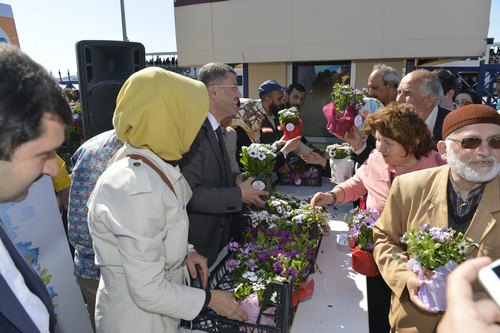 Üsküdar Belediyesi Başkanı Hilmi Türkmen'in de katıldığı etkinlikte belediyenin fidanlığında yetiştirilen binlerce çiçek; Eminönü İskelesi, Çengelköy ve Capitol Alışveriş Merkezi'nde annelere dağıtıldı.