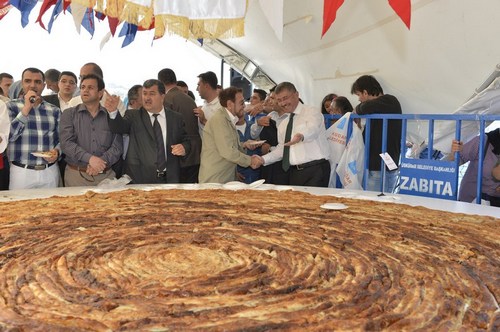 Festival kapsamında Dünya'nın en uzun Boşnak böreği pişirildi.