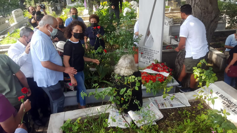 CHP skdar le Bakanl tarafndan organize edilen anma program Karacaahmet Mezarl'da bulunan Nesimi imen'in kabri banda gerekletirildi.